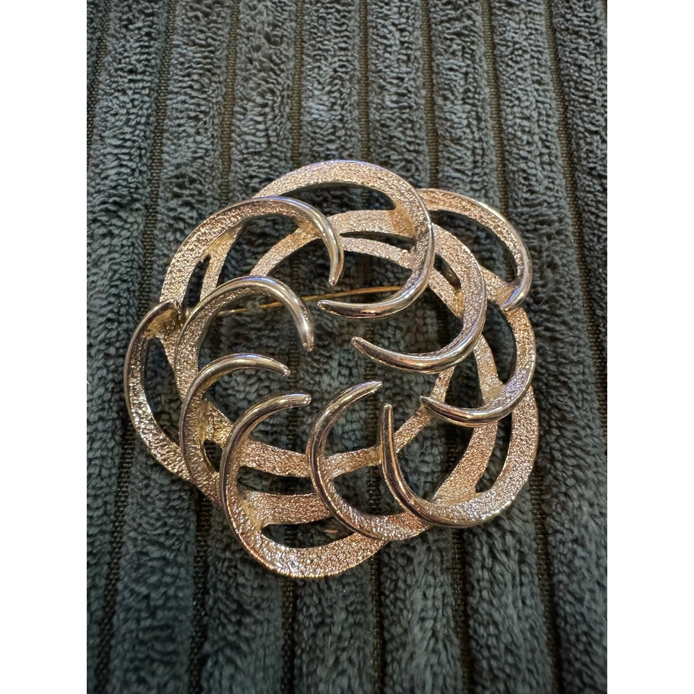 Sarah ... Gold Tone Swirl Brooch Pin Textured Openwork Geometric Abstract Womens